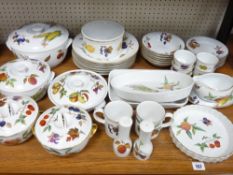 A LARGE PARCEL OF ROYAL WORCESTER 'EVESHAM' OVEN TO TABLEWARE
