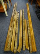 A GOOD QUANTITY OF VINTAGE OAK BANISTER RAIL AND BARLEY TWIST SPINDLES along with a vintage crop