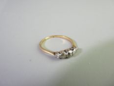 AN 18CT GOLD FIVE STONE DIAMOND RING, 1.9grms, size R
