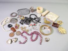 A MIXED GROUP OF JEWELLERY AND COLLECTABLES including a circular pietra dura yellow metal mounted