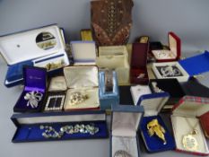 QUANTITY OF VINTAGE & LATER COSTUME JEWELLERY AND COLLECTABLES including a chased decorated silver