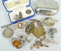 PARCEL OF ASSORTED JEWELLERY to include bar brooches including amber, 9ct gold garnet five stone