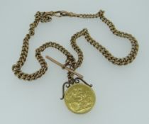9CT YELLOW GOLD GRADUATED FLAT CURB LINK POCKET WATCH CHAIN having 1909 Edward VII sovereign pendant