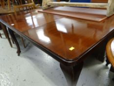 EARLY 20TH CENTURY EXTENDING MAHOGANY DINING TABLE on cabriole legs, 142cms long x 103cms wide