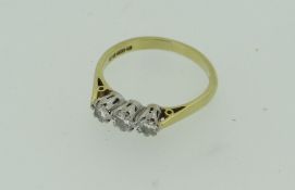 18CT YELLOW GOLD THREE-STONE DIAMOND RING, 2.4grams