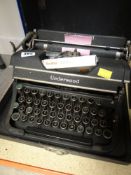 VINTAGE CASED UNDERWOOD TYPEWRITER