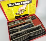 VINTAGE BOXED TRIX TWIN RAILWAY TINPLATE OO GAUGE TRAIN SET