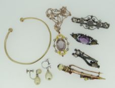 SMALL PARCEL OF JEWELLERY to include 9ct gold bangle, Dirk brooch, various bar brooches and