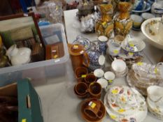 ASSORTED CERAMICS INCLUDING TEAWARE / TUB OF MIXED ITEMS