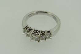 18K WHITE GOLD FIVE-STONE DIAMOND RING, 5.6grams