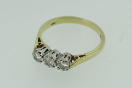 18CT YELLOW GOLD THREE STONE DIAMOND RING, 2.4gms