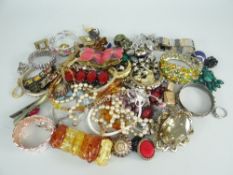 ASSORTED MODERN & EARLIER COSTUME JEWELLERY