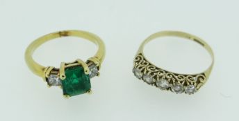 YELLOW METAL EMERALD & DIAMOND LADIES RING, the central emerald measuring 0.7cms x 0.7cms,