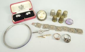 SMALL PARCEL OF COSTUME JEWELLERY to include cameo type brooch, ring, bar brooches, thimbles,