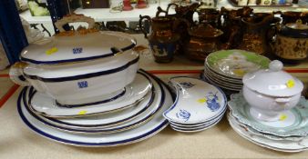 TURN OF THE CENTURY ROYAL WORCESTER PART DINNER SET comprising three graduated platters and colonial
