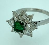 DIAMOND & EMERALD FLOWER HEAD CLUSTER RING, the central emerald (0.5 x 0.5cm) surrounded by eight