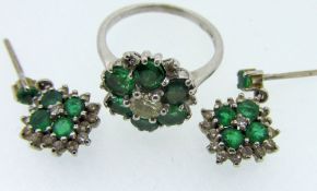 18CT WHITE GOLD DIAMOND & EMERALD CLUSTER RING, the central diamond approximately 0.2cts together