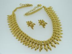 22CT YELLOW GOLD INDIAN NECKLACE & MATCHING EARRING SET arranged with graduated horn shaped droplets