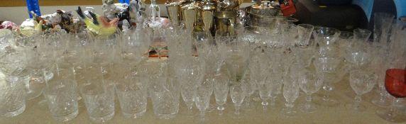 ASSORTED CUT GLASS DRINKING GLASSES & COLOURED GLASS