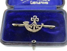 9CT YELLOW GOLD SWEETHEART BROOCH to commemorate Light Infantry with bugle crest, 1.9gms