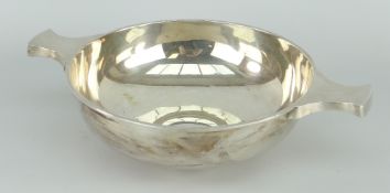 PLAIN SILVER TWIN-HANDLED QUAICHE Sheffield 1904, Martin Hall & Co, 11ozs