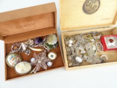 ASSORTED COSTUME & DRESS JEWELLERY to include bar brooches, pendants, ladies wristwatch, cameo