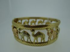ARABIAN BRACELET in the form of a line of camels, marked 750 (untested), 39gms