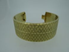 YELLOW METAL 750 MARKED FLAT TEXTURED BRACELET marked 750 / 18K (untested), 66gms