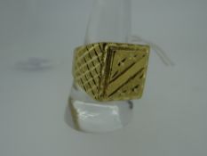 YELLOW METAL STAR AND CRISS-CROSS DESIGN RING (tested as high carat approximately 22ct gold), 27.4