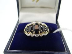 9CT YELLOW GOLD DIAMOND & SAPPHIRE RING, 4.0gms