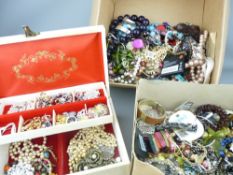 GOOD QUANTITY OF VINTAGE & LATER COSTUME JEWELLERY