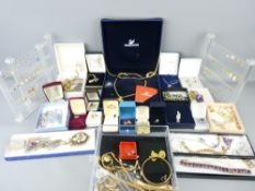 GOOD COLLECTION OF VINTAGE & LATER YELLOW METAL & COSTUME JEWELLERY