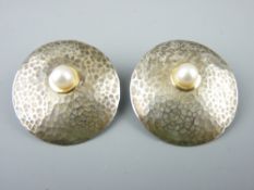 A PAIR OF 925 BEATEN SILVER 'DISC' EARRINGS, each with an offset single pearl set in a yellow