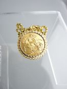 GOLD SOVEREIGN WITH MOUNT & CHAIN 1895, 15gms