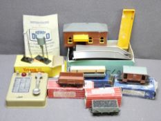 VINTAGE MORSE CODE DEVICE and a quantity of Hornby Dublo ETC