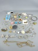 PARCEL OF DRESS JEWELLERY, good selection of mainly brooches