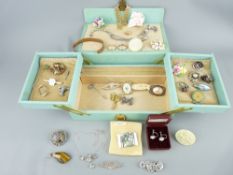 QUANTITY OF DRESS JEWELLERY including a Celtic brooch, Abalone brooch and other good items all in