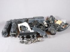 LIONEL ELECTRIC TRAINS O'GAUGE - two steam locomotives with tenders, cab Nos 8635 and 999 with an