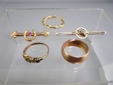 9CT GOLD JEWELLERY, a quantity to include a wedding band and two semi-precious stone set bar