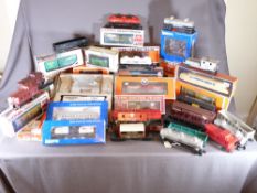 LIONEL ELECTRIC TRAINS O'GAUGE - a good quantity of boxed and loose rolling stock, box cars with a