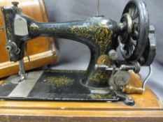 VINTAGE SINGER SEWING MACHINE IN CARRY CASE