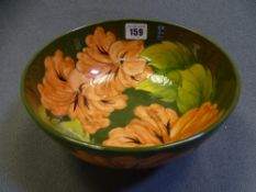 MOORCROFT - Hibiscus Green pedestal bowl, 20cms diameter