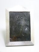 SILVER EASEL PICTURE FRAME, dome topped with wide profile, London 1907, 13 x 9.5cms (5 x 3.5in)
