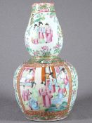 19TH CENTURY CHINESE CANTON DECORATED FAMILLE ROSE DOUBLE GOURD PORCELAIN VASE, 30cms H