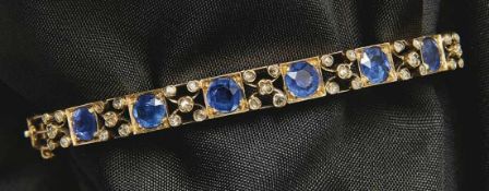 Saphir-Diamant-ArmreifUm 1900Durchbrochene Schiene, schauseitig besetzt mit sechs Saphiren von