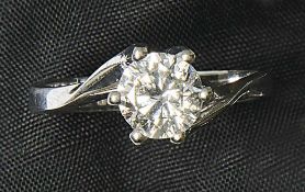 Brilliant-Solitärring2. H. 20. Jh.Glatte Schiene mit geschwungenem und durchbrochen gearbeitetem