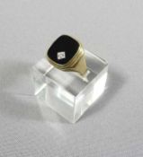 zurückgezogenOnyx ringMid 20th C.1 Zirconia besetzt. Yellow gold 8k. Ring size 63, 4 g.