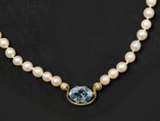 Aquamarin-Brillant-PerlcollierE. 20. Jh.Umlaufend silberweiße Akoja-Zuchtperlen (Ø 5 mm) von schönem