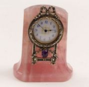Kleine Tischuhr19. Jh.Profiliertes Rosenquarzgehäuse mit Lorbeerkranzapplikationen und