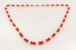 Korallen-Perl-CocktailketteE. 20. Jh.Alternierend Korallenstäbchen und kleine, silberweiße